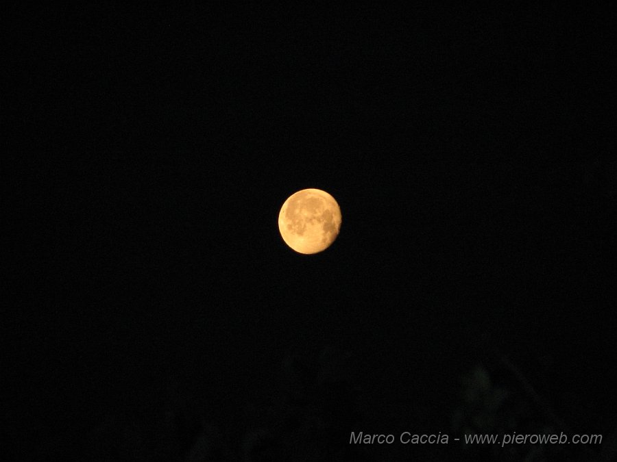 01.JPG - La luna ci saluta alla partenza