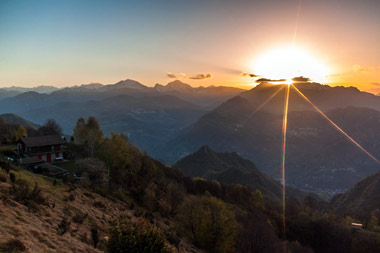 L'ultima alba di aprile dal PIZZO CERRO il 31 aprile 201 - FOTOGALLERY