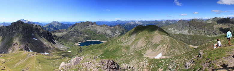 Panorama dal Monte Farno verso Laghi Gemelli e Orobie