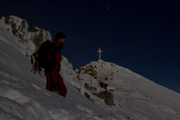 Salita notturna sul Resegone rischiarato dalla neve con vista sulle luci della pianura filtrate dalla nebbia il 23 novembre 2010 - FOTOGALLERY