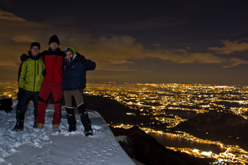 Salita notturna sul Resegone rischiarato dalla neve con vista sulle luci della pianura filtrate dalla nebbia il 23 novembre 2010 - FOTOGALLERY