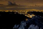 Salita notturna sul Resegone rischiarato dalla neve con vista sulle luci della pianura filtrate dalla nebbia il 23 novembre 2010 - FOTOGALLERY