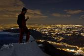 Salita notturna sul Resegone rischiarato dalla neve con vista sulle luci della pianura filtrate dalla nebbia il 23 novembre 2010 - FOTOGALLERY