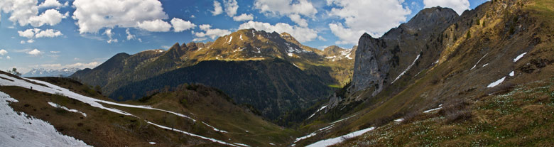 Panorama dal Branchino verso i Tre Pizzi, il Pietra Quadra e la Valle di Mezzeno