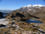 Il Rif. Calvi con i suoi laghi e il monte Masoni - foto Marco Caccia