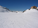 Il Rifugio Calvi con tanta neve