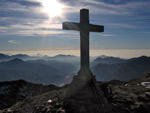 La croce del Cancervo in controluce verso la vallle e la pianura - foto Marco Caccia