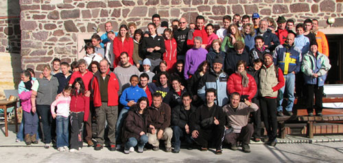 Gruppo escursionisti Almè, rifugisti e ospiti del Rif. Tavecchia ...posano - foto Marco Caccia Capodanno 2008