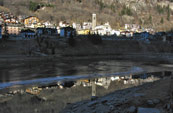 Carona si specchia nel suo lago - foto Marco Caccia
