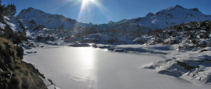 Panoramica sul lago del Becco ghiacciato, il Farno a sx e il Tonale a dx - foto Marco Caccia