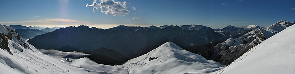 Dalla Bocchetta Tri Omen verso i Piani dell'Avaro e la Valle Brembana - foto Marco Caccia 8 dic. 07