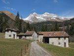 La baite del Moschel con alle spalle il Ferrante - foto Marco Caccia