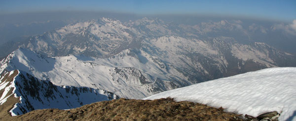 Panoramica dal Fioraro (mt 2431) verso Passo San Marco e oltre - foto  Marco Caccia 15 aprile 2007