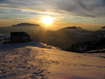 Ultimo splendido tramonto del 2006 al Rifugio Gherardi verso il Resegone e la pianura - foto Marco Caccia