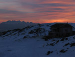 Ultimo splendido tramonto del 2006 al Rifugio Gherardi verso il Resegone - foto Marco Caccia