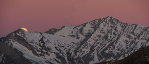 La luna tramonta dietro la Grigna - foto Marco Caccia