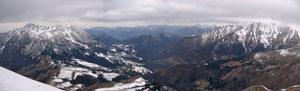 Panoramica da cima Grem sulla Conca di Oltre il Colle, l'Alben e il Menna