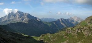 Dal Passo di Mezzeno vista verso Arera, Alben e Menna - foto Marco Caccia 9 giugno 07