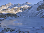 Il lago alto di Porcile ghiacciato e cima Cadelle - foto Marco Caccia
