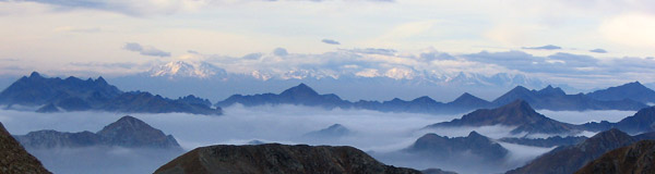 Dal Masoni...valli con nebbia, cime orobiche e massicci alpini - foto Marco Caccia