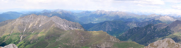 Panoramica dall'Arera verso il Menna e Orobie circostanti - foto Marco Caccia