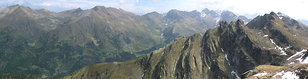 Panoramica dal Pizzo del Becco  verso la Valsambuzza e il Rif. Longo - foto Marco Caccia