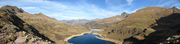 Panoramica dal Passo Laghi Gemelli verso il Lago e il Rifugio - foto Marco Caccia