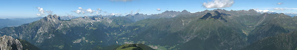 Panoramica dal Pizzo Camino verso la Presolana e fino al Vivione - foto Marco Caccia 4 luglio 07