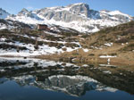 Il Cabianca e l'Aga si specchiano nel lago Rotondo - foto Marco Caccia  29 aprile 2007