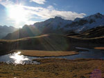 Raggi e riflessi del sole in un laghetto verso la Forcella Rossa - foto Marco Caccia