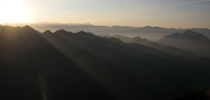 Il sole sorge sui monti della Valle di Scalve - foto Marco Caccia 17 giugno 07