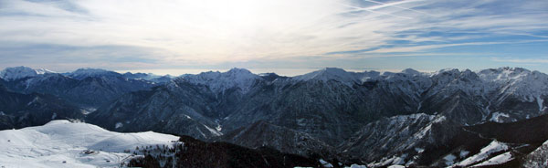 Panoramica dall'Avaro sui Piani, verso la Valle Brembana e la pianura - foto Marco Caccia 19 genaio 08