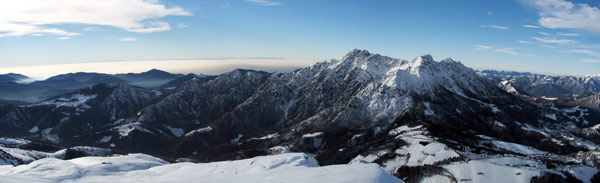 Panoramica dal Grem verso la Valle del Riso, l'Alben, la pianura inondata di nebbia - foto Marco Caccia 20 genaio 08