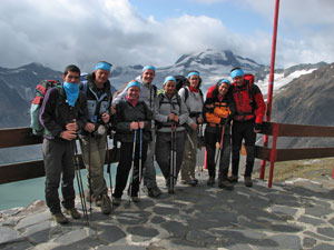 Il gruppo della bandan'azzurra...posa al rif. 3A - foto Marco Caccia 4 agosto 07