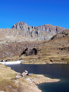 Biata in ristrutturazione in riva ai Laghi Gemelli - foto Marco Mandola 3 nov 07