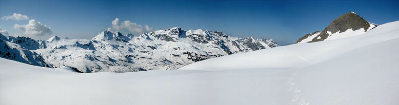 Panoramica sulla conca del Calvi ancora abbondantemente innevata