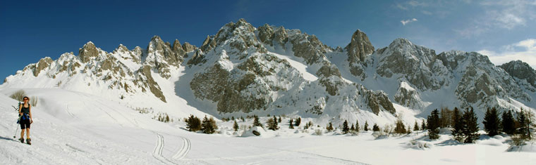 Scendendo nella conca dei Campelli splendida vista verso il Cimon della Bagozza 