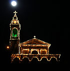 La Chiesa illuminata a festa anche dalla luna - foto Paolo Cortinovis