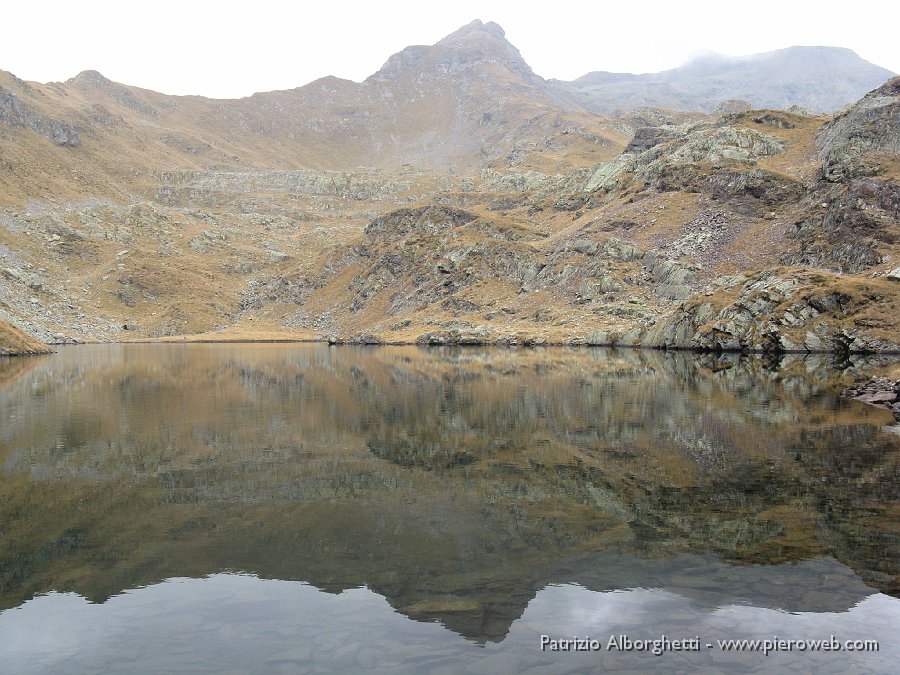 IMG_0528.JPG - Riflessi nel lago di Cornalta