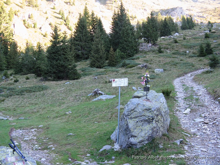 IMG_0265.JPG - ...a 45' ecco il bivio per i laghi  o per le baite di Agnone