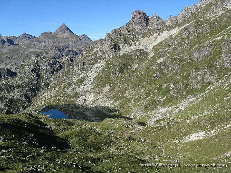 IMG_0271.JPG - Vista sul Lago Cernello  (1958 m.) e, sullo sfondo,  il M.Pradella (2610 m.)