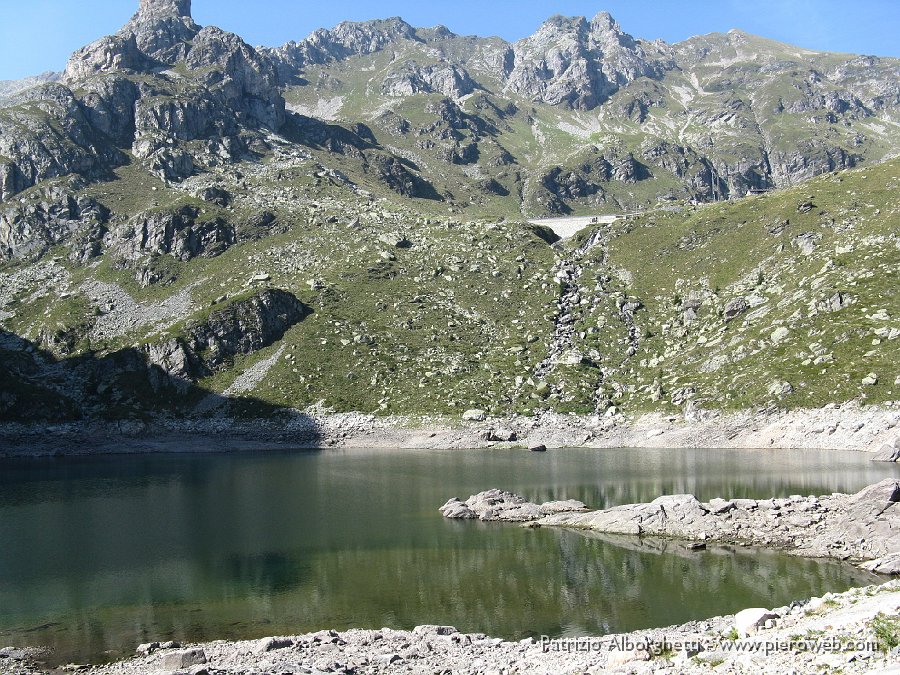 IMG_0300.JPG - Lago Sucotto  (1854 m.)  con vista della diga del Lago Cernello e le creste del Cabianca