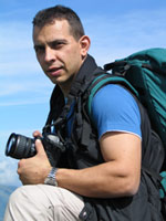 Roberto con l'arma in mano pronto a colpire!
