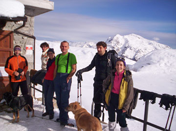 Salita al Rifugio Gherardi su un percorso già ben innevato il 27 novembre 2010 - FOTOGALLERY