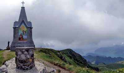 In vetta al Monte Guglielmo con vista sul Lago d'Iseo (7 agosto 08)