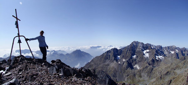 Dalla vetta del Pizzo del Diavolo della Malgina (2926 m.) vista verso il Pizzo di Coca 3050 m.) e oltre 