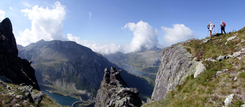 Dal Pizzo del Becco verso i Laghi Gemelli e Colombo 