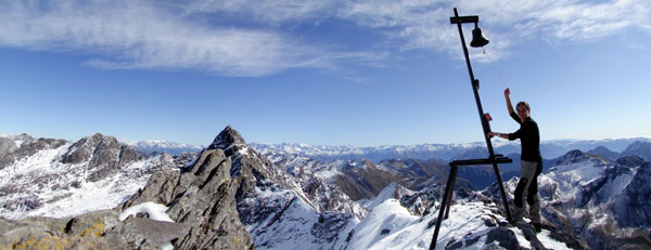 Simona suona la campana di vetta del Pizzo Tre Confini - foto da Simona Baglio 6 ottobre 08 