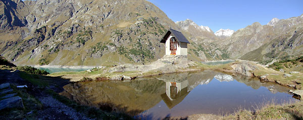 La Cappelletta al Rifugio Curò si specchia insieme ai monti - foto da Simona Baglio 6 ottobre 08