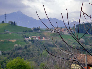 Ganda, piccolissimo e rustico pugno di case, offre, insieme al 'suo' Monte Rena, un grande panorama (17 maggio 09)  - FOTOGALLERY